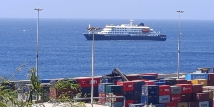 Passageiros começam a deixar navio onde houve surto de hantavírus